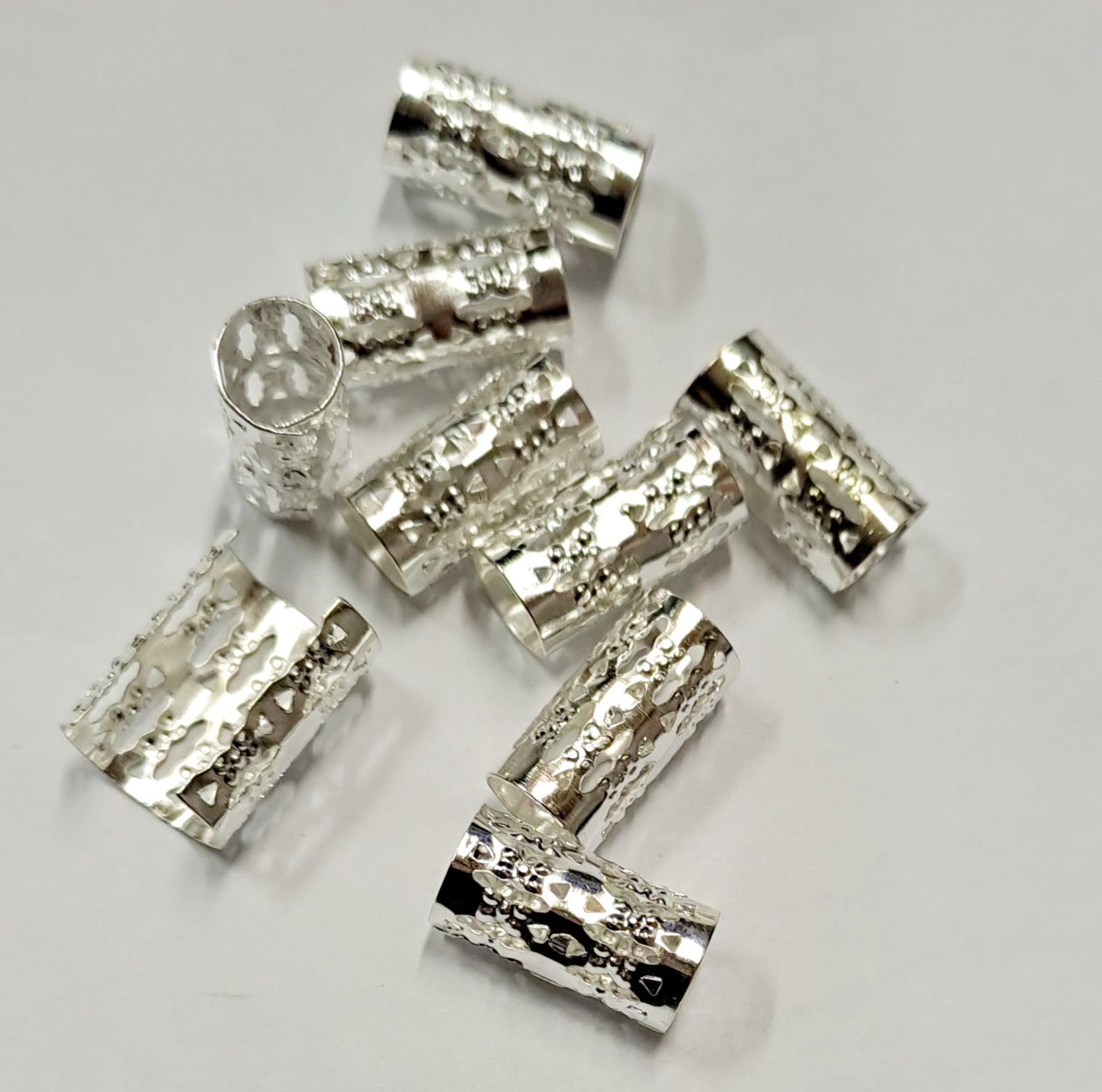 Anellini con disegni lunghi per capelli regolabili. 30 pz. colore argento