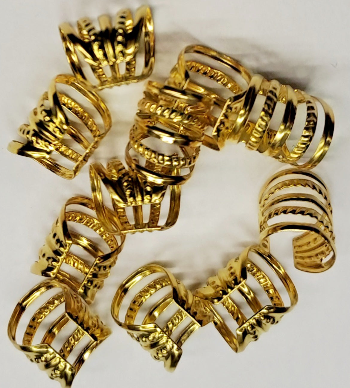 Anellini per treccine colore oro particolare con riga. 20 pz