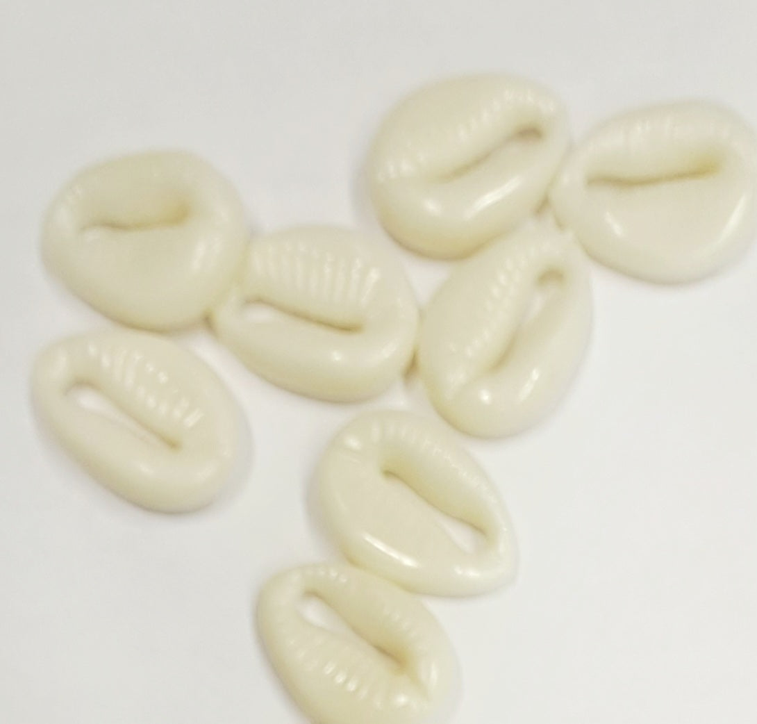 Perline a forma di Conchiglia Africana in plastica. 9pz